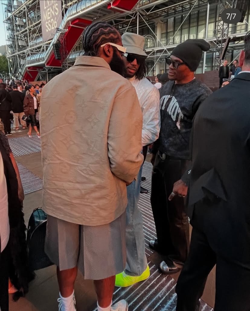 😍洛杉矶三兄弟！威少、小卡和哈登相聚巴黎