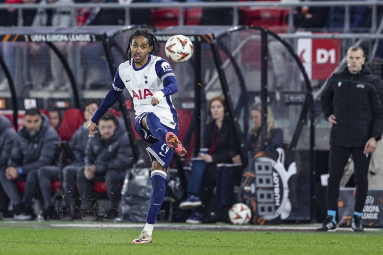 万博体育APP-官方：热刺与25岁后卫斯宾塞续签长期合同，他已为球队出战43次